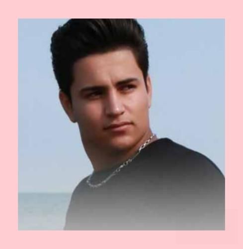 علی یگانه دور کمر شال طلایی داری