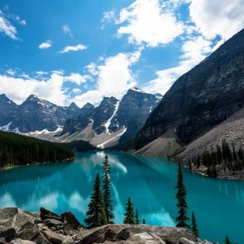 وقتی جاده برفی بود دیدم اَ خونه دورم