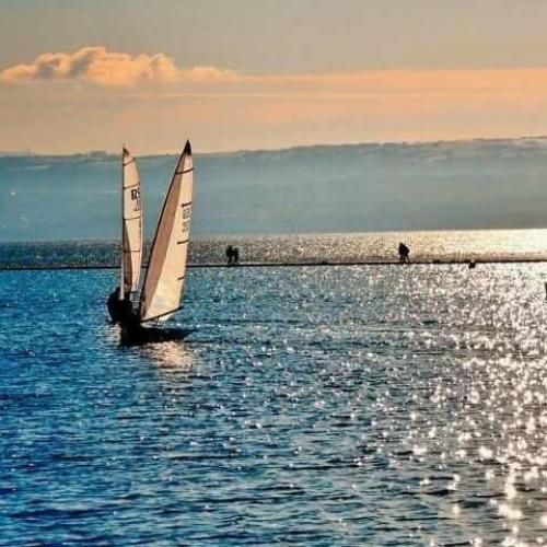 بالاخره یه روز تش که میمیریم پ الکی به خودمون سخت نمیگیریم