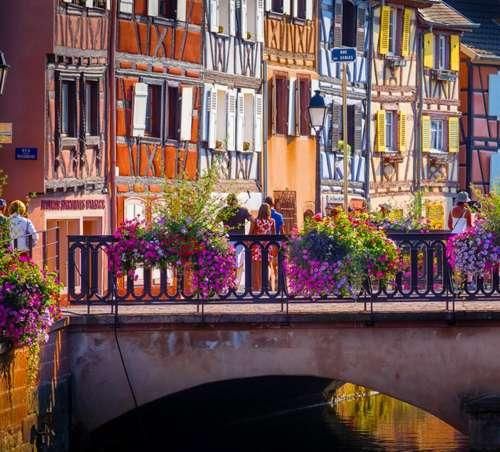 دانلود اهنگ واسه من خیلی سخته انگار یه چی شده اینا نمیگن بم